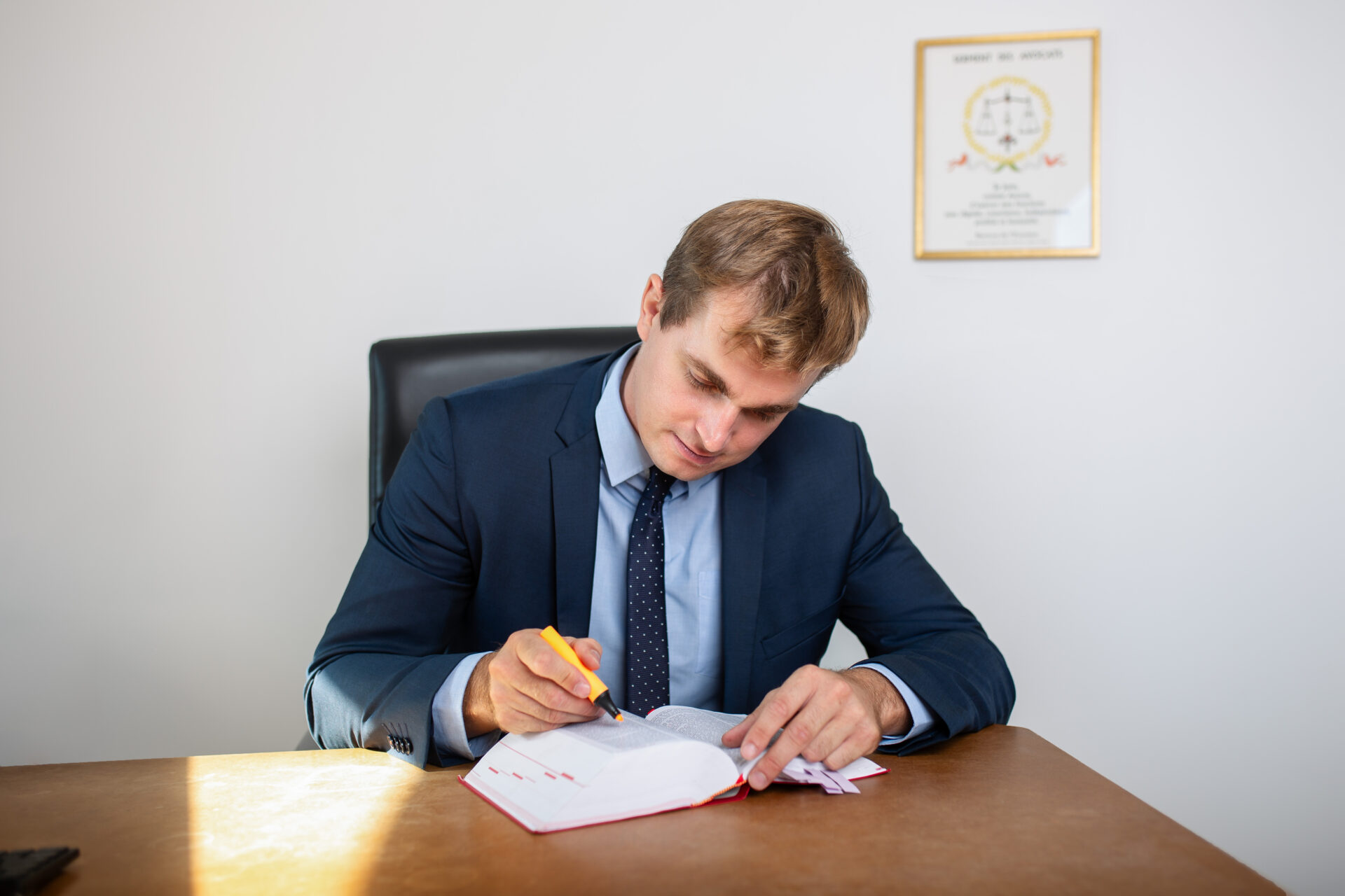 Photo de Maitre Thiolon assis a son bureau