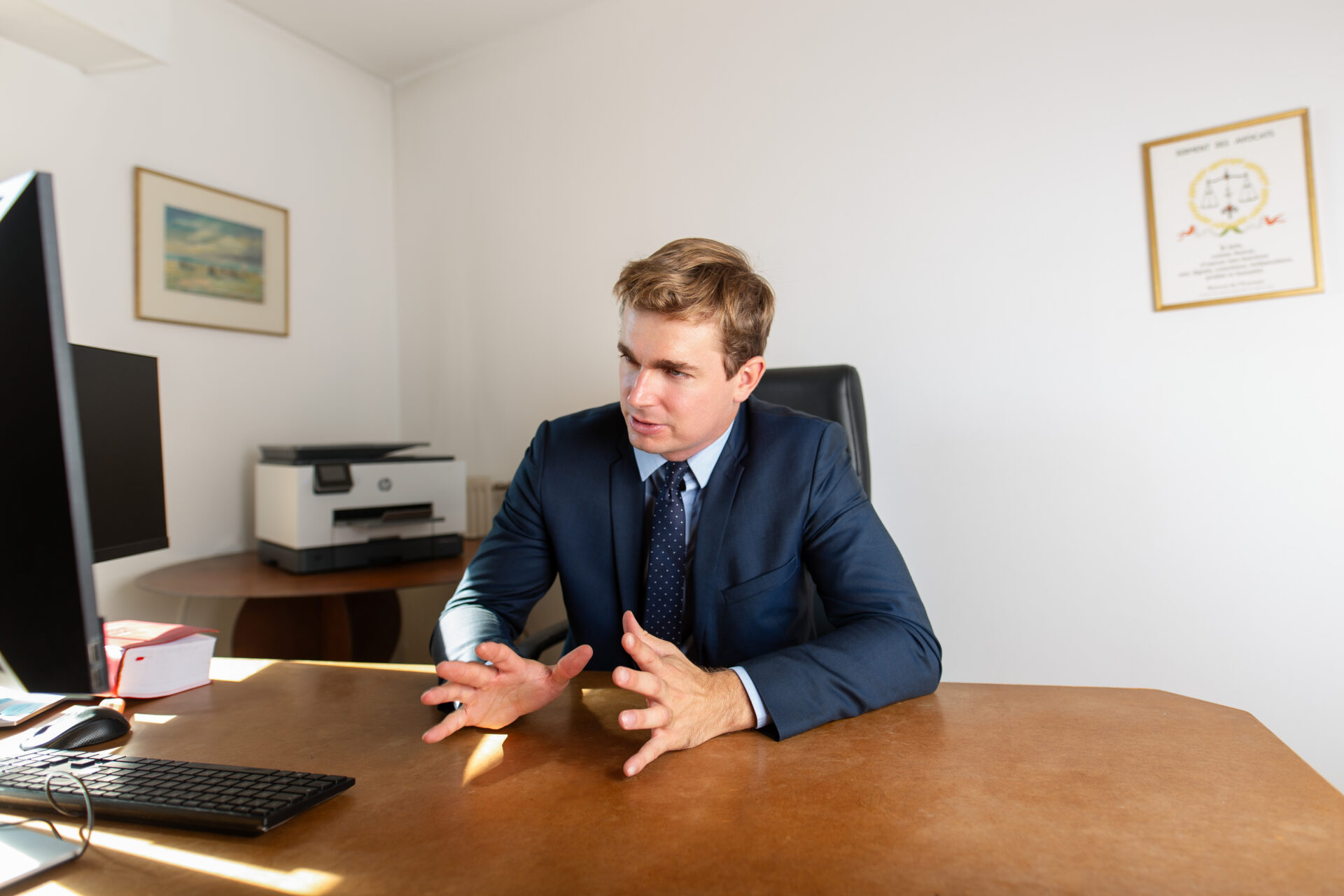 Photo de Maître Thiolon assis a son bureau